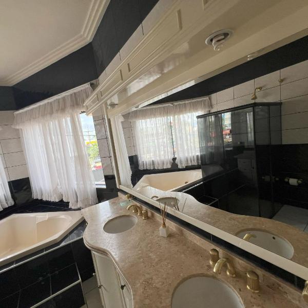 Suíte de luxo no centro com closet e hidromassagem - Foto 3