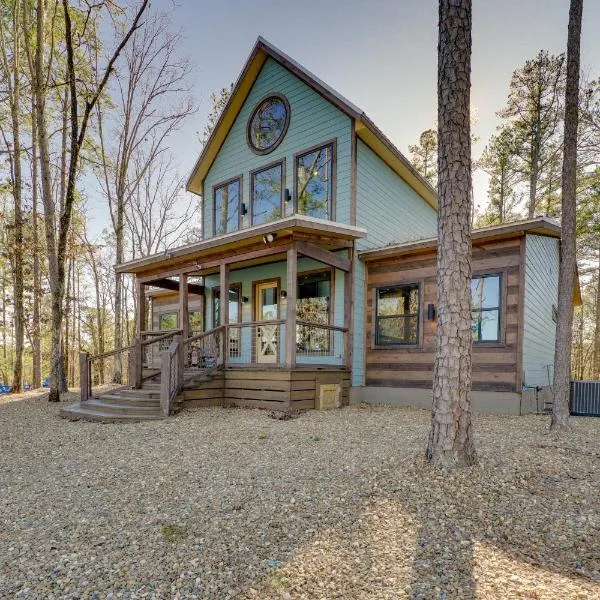 Carson Creek Cabin w/ Hot Tub & Game Loft! – hotel w mieście Broken Bow