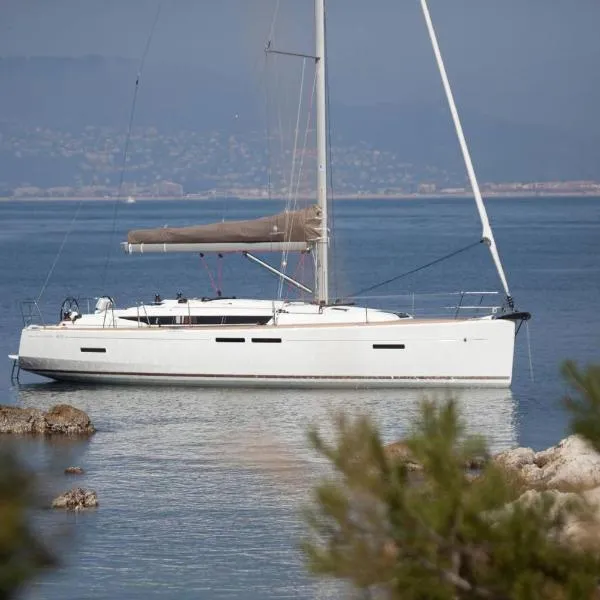 Sleep aboard a modern sailboat in Oeiras, hotel en Oeiras