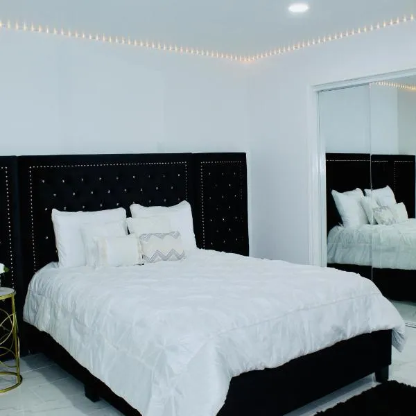 Luxury Studio only 5 miles to IAH, hotel v destinaci Humble