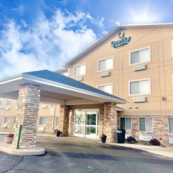 Quality Inn & Suites Wisconsin Dells Downtown - Waterparks Area, hotel en Plainville