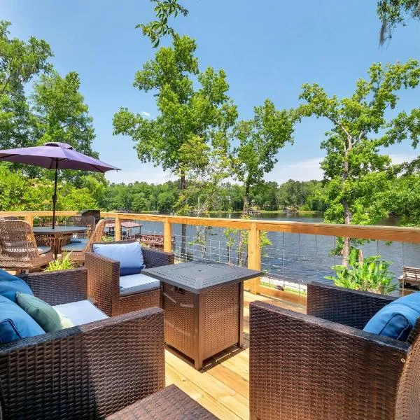 Waterfront on Lake Talquin - Near FSU - Stunning Views - 2 Story Deck - Fire Pit - Fast 1000 mbps Internet - 3 min from Boat Ramp, hotel in Tallahassee