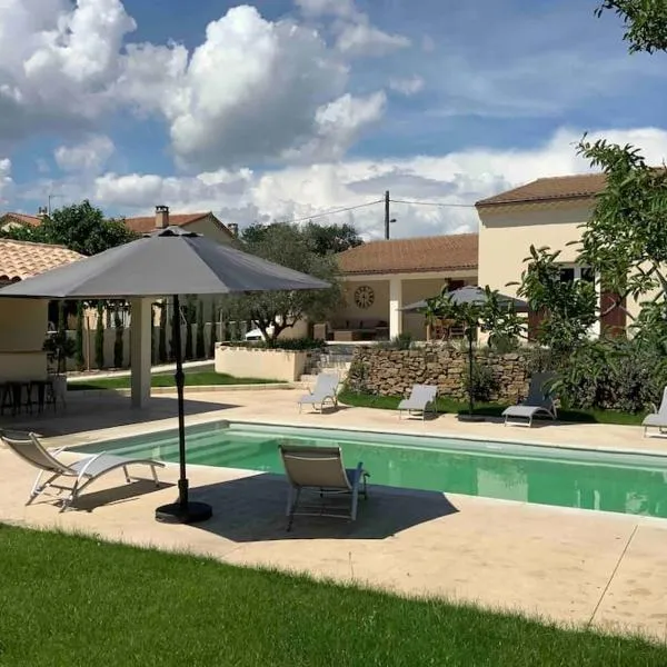 Maison Provençale avec piscine, hotel in Sérignan-du-Comtat