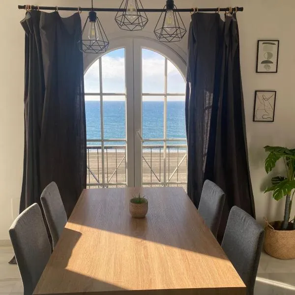 Apartamento tres habitaciones primera línea de playa, hotel v destinácii Rincón de la Victoria