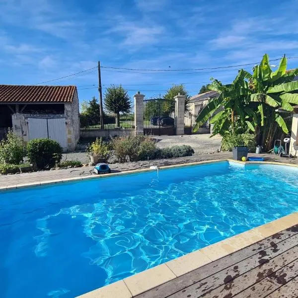 Gîtes de 2 à 11 personnes au Domaine d'USSON, hotel in Jarnac-Champagne