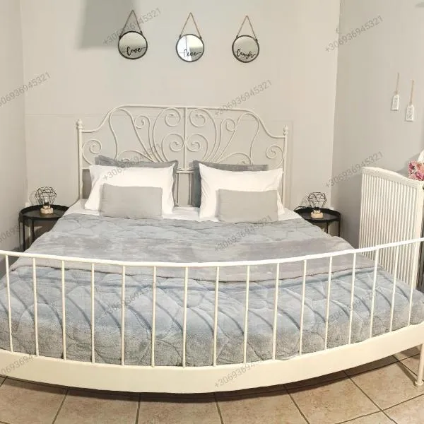 Georgias house 7 min from Athens airport, hotel in Artemida