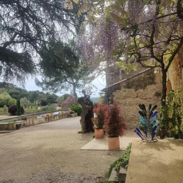Charme et authenticité dans une ferme., hotel in Lourmarin