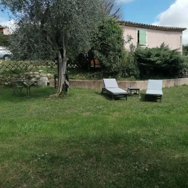 Studio au milieu d une oliveraie Le Mas de la huppe: Tourrettes-sur-Loup şehrinde bir otel