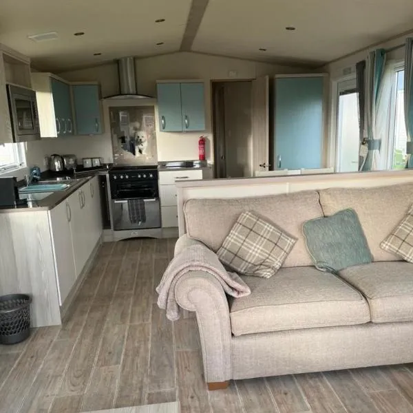 GDs Luxury Caravan Hire Turnberry Holiday Park, hotel in Maidens