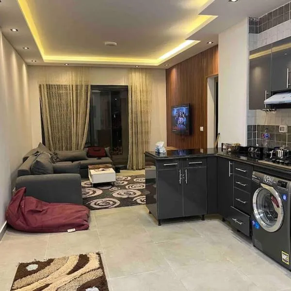 Stylish 2-Bedroom Apartment in Celia Compound, New Administrative Capital, hotel in Madīnat al Amal