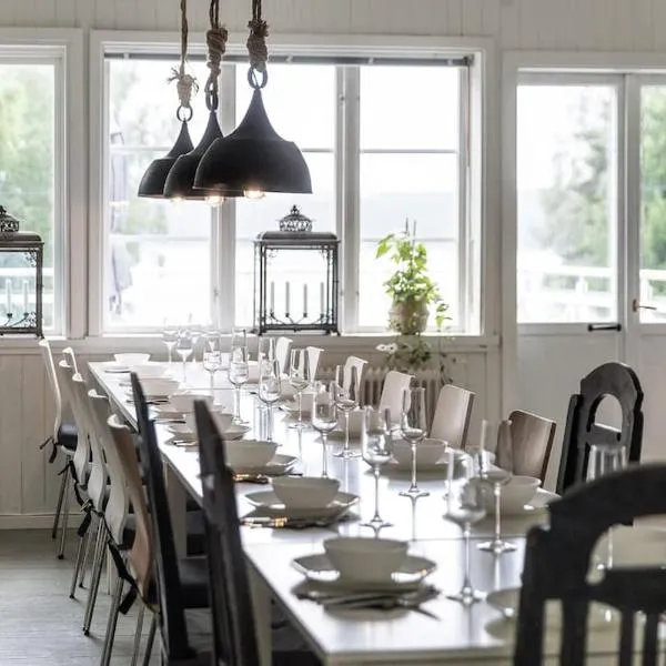 Historic lakeside villa, up to 20 guests - ski, boat, hotel v destinaci Sunnansjö