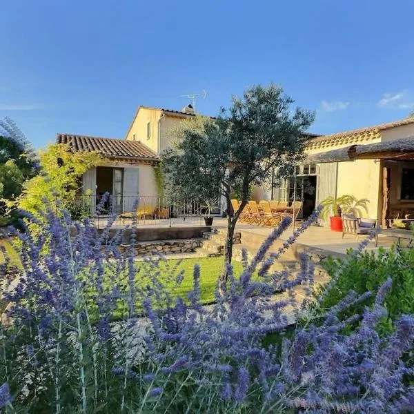 Bastide Uzes à pied avec Piscine Maison Les Ailes, hotell i Uzès