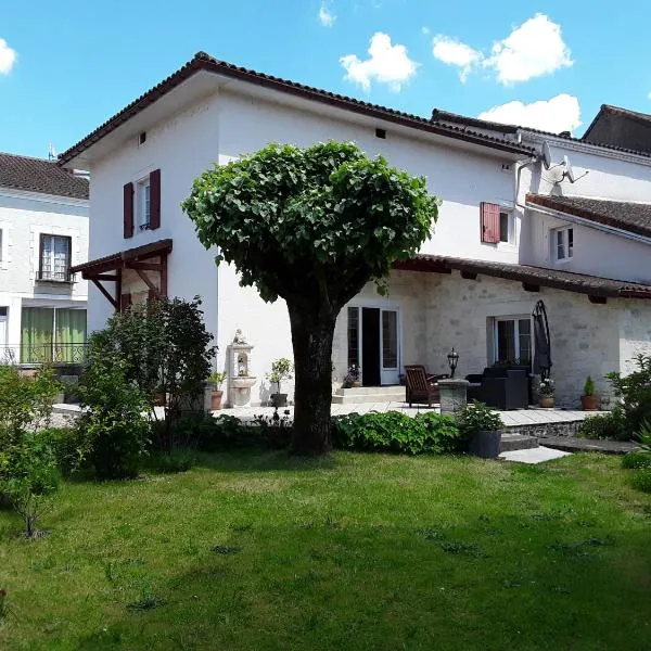 Chez Domi Jardin du bourg, hotel en Bussière-Badil