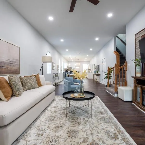 Charming Indianapolis Home~5 Min to Lucas Oil, hotel v destinaci Indianapolis