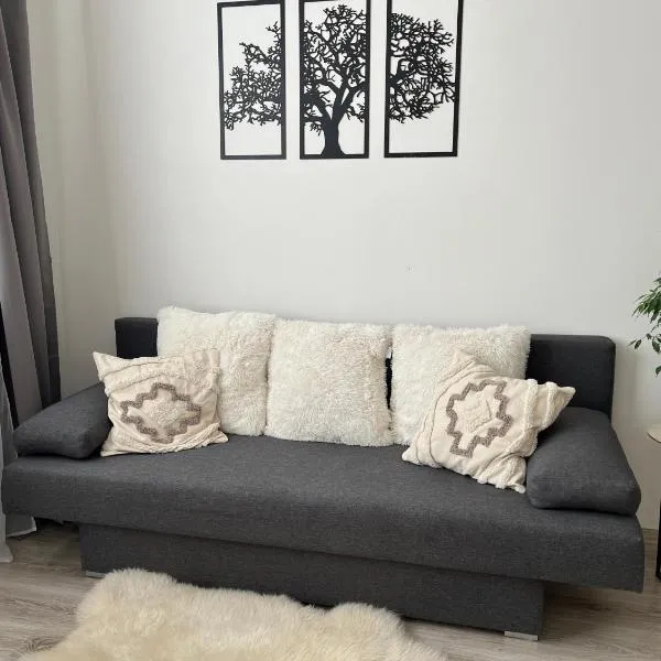 Sunny minimalistic flat near metro Opatov, hotel v Praze