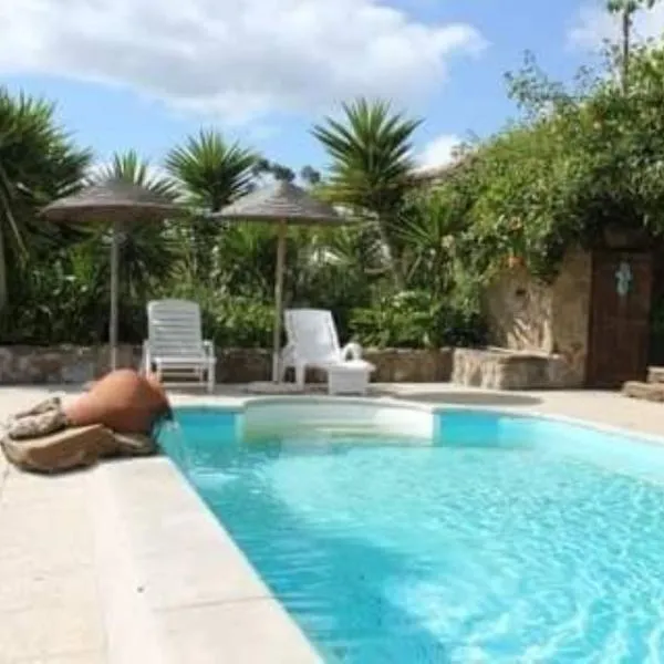 Serra do Caldeirao Villa with Pool: Curvatos'ta bir otel