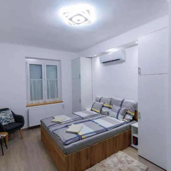 Gyöngy Apartman, hotel u Pečuju