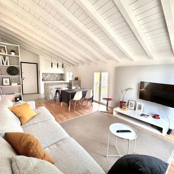 Appartamento di design con posto auto., hotel in Meda