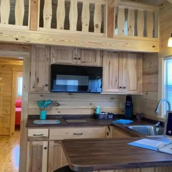 Unique Cabin Near Surf City with Loft and Parking, hotel a Surf City