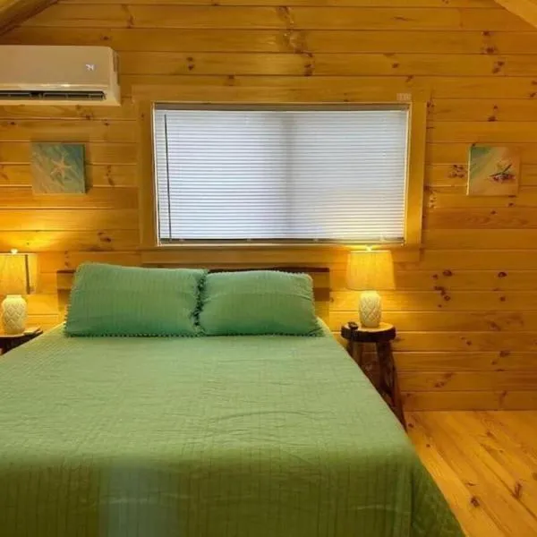 Rustic Cabin with loft in Surf City with Parking โรงแรมในท็อปเซลบีช
