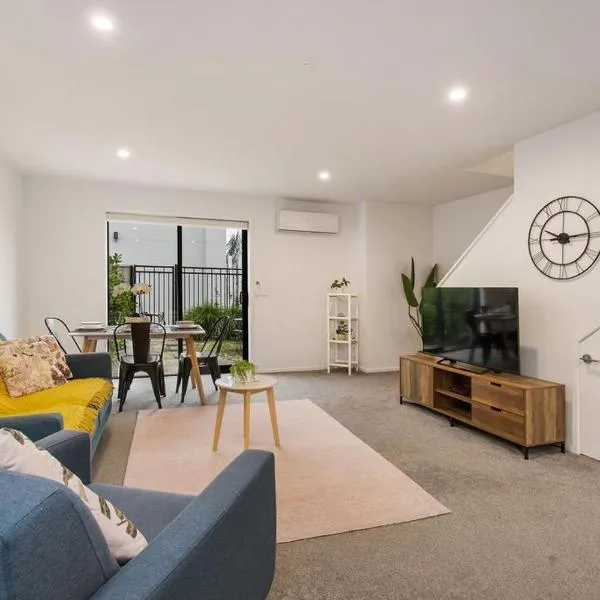 Light & Spacious 2Bdrm Townhouse Off Street Park, hotel v Christchurchu