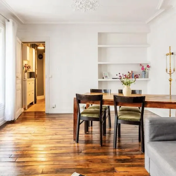Spacious bright apartment in Montmartre Paris, hotel in Paris