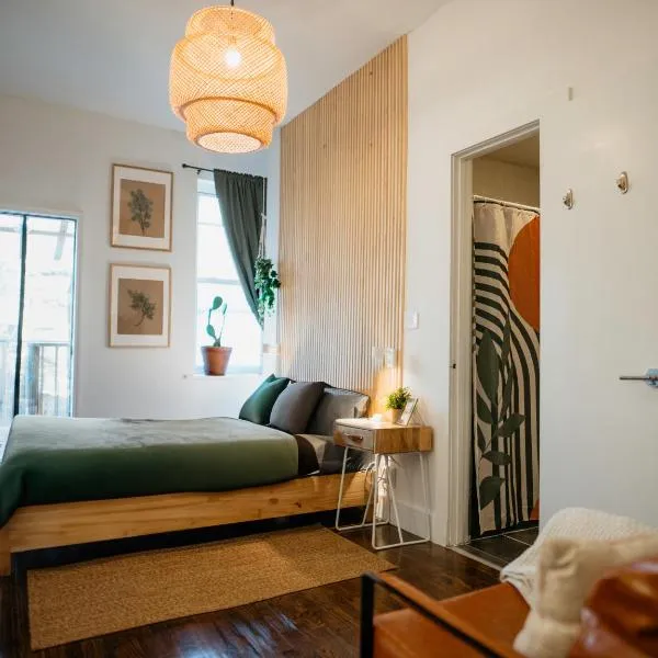Private room with private bathroom and backyard, hotel di Brooklyn