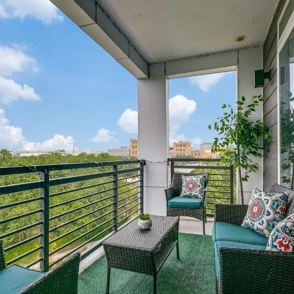 Beautiful Condo on Riverwalk w King Ste Free Parking Pet friendly centrally Located on the Riverwalk, hotel en San Antonio