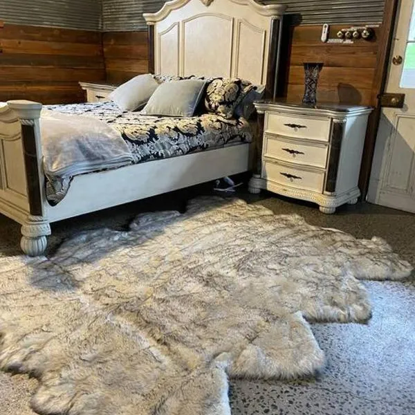 Unique, Rustic Stone Cottage, hotel in Canadian