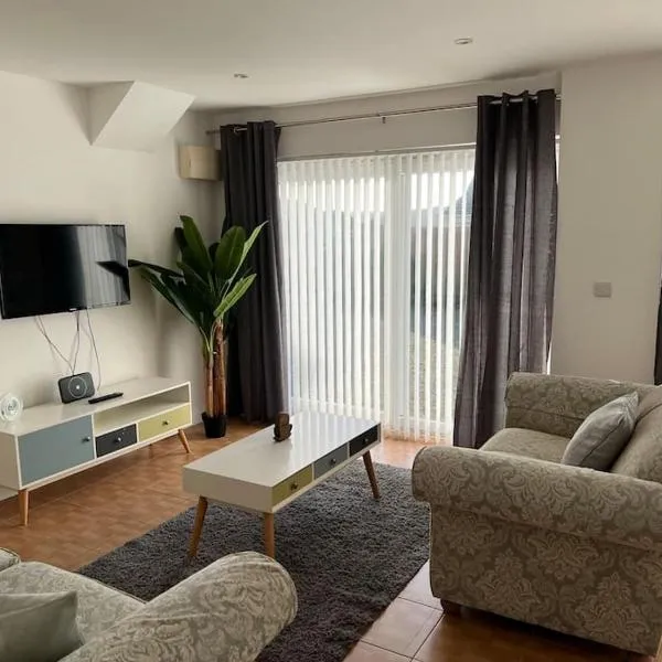 Maple House a spacious 2 Bedroom House, hotel in Barnstaple