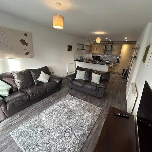 Spacious 2 Bed 2 Shower Apartment, hotel in Crewe