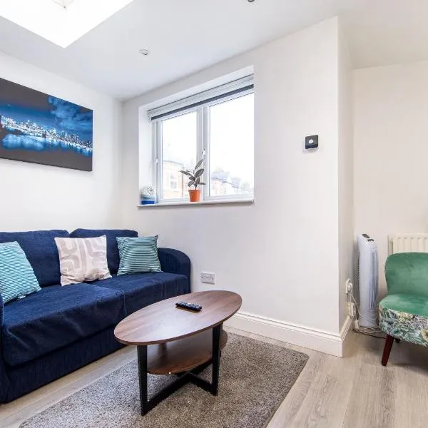 Cosy 1 Bed apartment with FREE PARKING close to Underground station zone 2 for quick access to Central London up to 5 guests, hotel in London