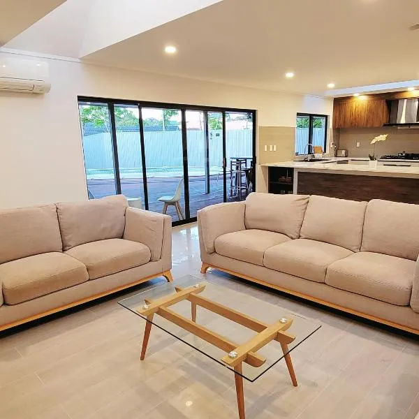 Luxury Bay Vacation Home 5 Ensuites & Pool, khách sạn ở Whangaparaoa