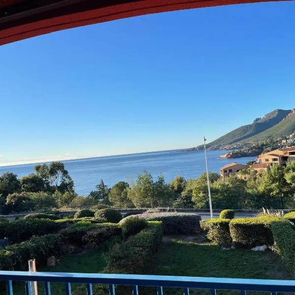 Magnifique vue mer dans une résidence avec piscine, ξενοδοχείο σε Théoule-sur-Mer