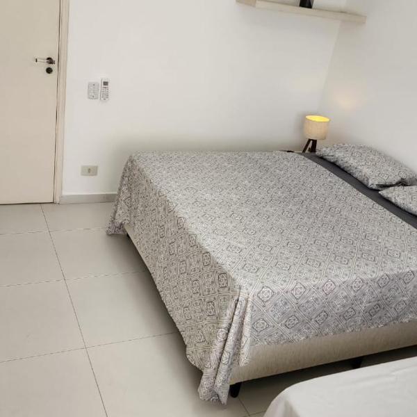 Apartamento pé na areia Guarujá 3 quartos 3 banheiros sala cozinha equipada - Foto 5