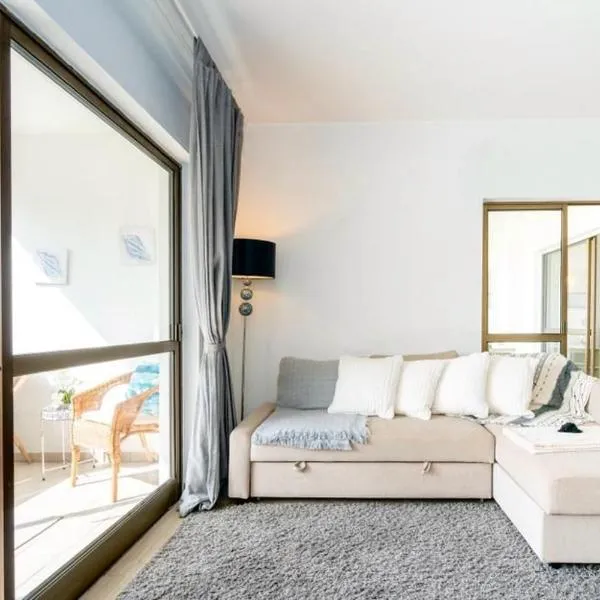 Spacious 1 bed in Vilamoura, Fast Wifi & Pool, hotel v destinaci Quarteira