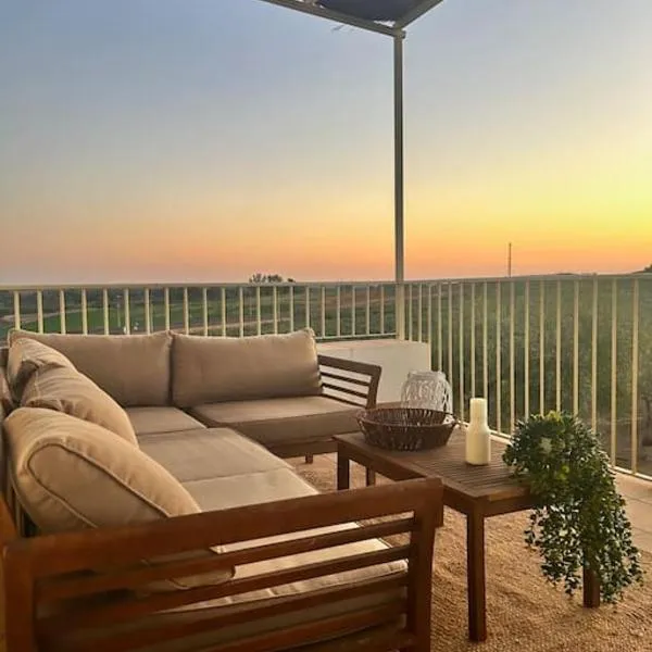 Casa Caraza. Un olivar con vistas al castillo de Juego de Tronos, hotel v destinaci Almodóvar del Río