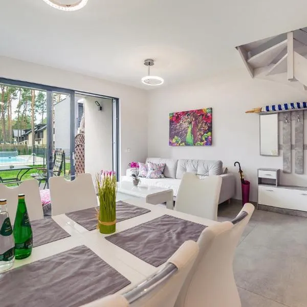 Prestige House Apartament - 2 sypialnie z ogródkiem i basenem, hotel v destinaci Pobierowo