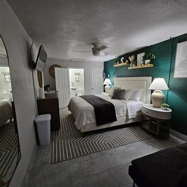 Plush King Bed Xtra Cozy Stay, hotel v destinaci Pahokee