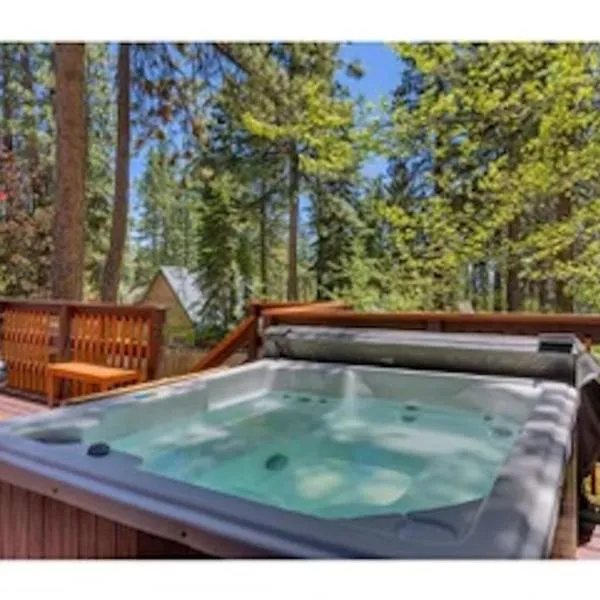Cozy Pet-Friendly Cabin Hot-Tub Walk to Lake Tahoe Beach, hotel v destinaci Kings Beach