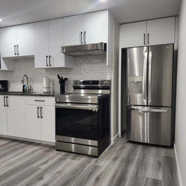 Trendy 2-Bed Oasis Awaits!, hotelli kohteessa Calgary