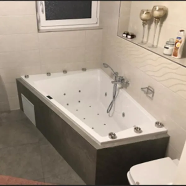 Spa Aphrodite, Wohlfühlen und Wellness mit Privatsphäre, sowie Homeoffice Arbeitsplatz mit schnellem 250 Mbit WLAN, hotel in Aidlingen