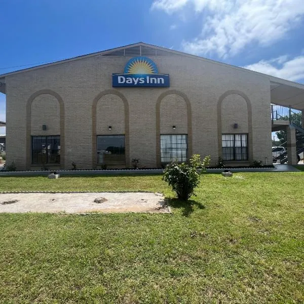 Days Inn & Suites by Wyndham - Canton First Monday Trade Days, hotel in Canton