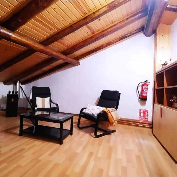 Casa Rural La Maestra, hotel in Sigüés