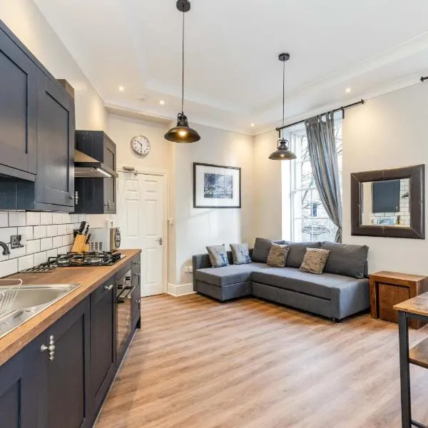 TRADITIONAL 3 BEDROOM QUIET DUPLEX FLAT BY HIGH ST, TRAMS and BUSES - JUST 1-5 MILES TO CENTRE, hotel v Edinburghu