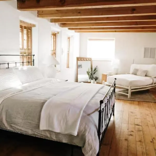 Group Getaway: Serene Adobe Retreat 4-11 guests, hotel v destinaci Albuquerque