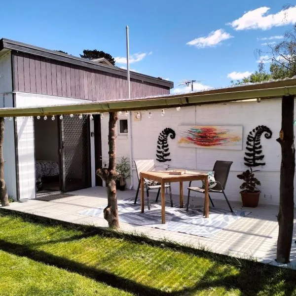 Peaceful Pet Friendly 1 bedroom cottage on 1 acre, hotel in Sandford