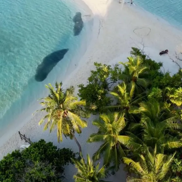 Hudhuvelimaldives, hotel di Omadhoo