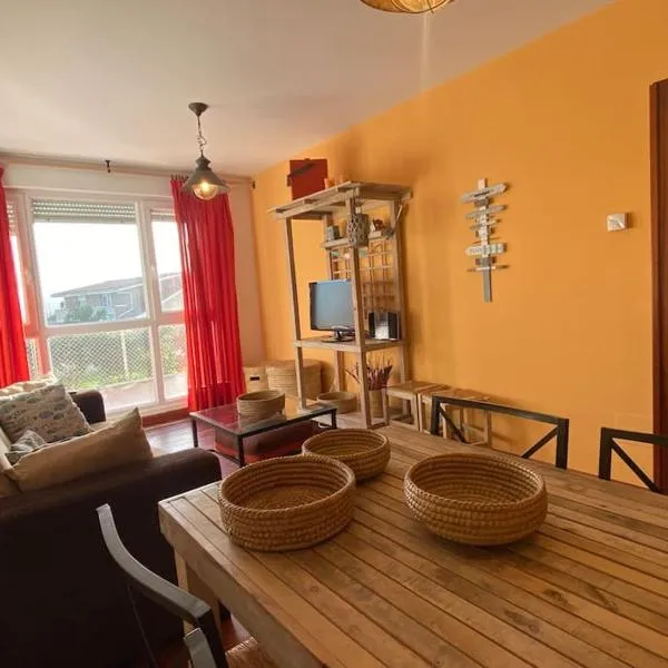 Los caballos beach apartment, hotel in Cuchia