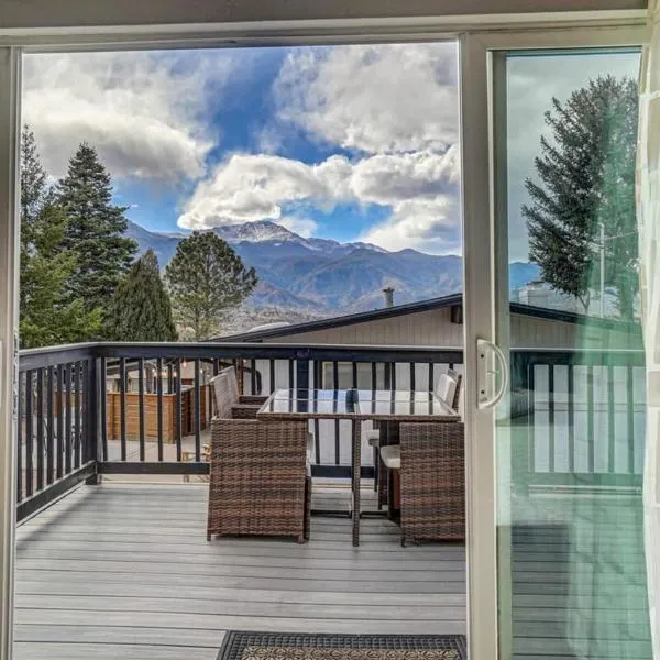 PeakView Lil Lux - Prime Spot King Hot Tub Views, khách sạn ở Colorado Springs